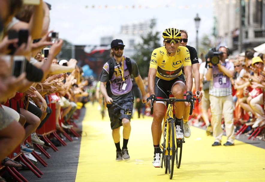 Al via della terza tappa del Tour de France,  Fabian Cancellara in maglia gialla. Epa 